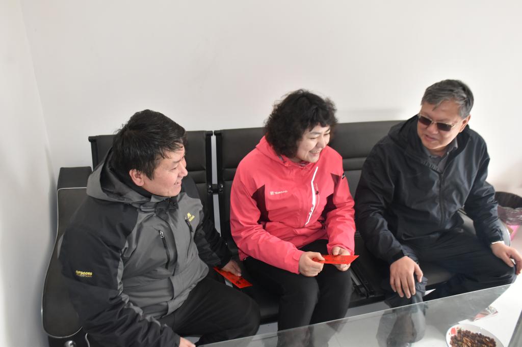 E379
